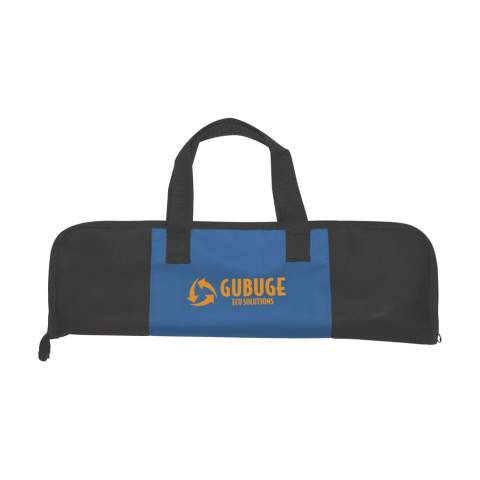 Ensemble de barbecue 3 pièces en acier inoxydable : spatule, fourchette, pince à viande. Dans un sachet en nylon non tissé avec poche supplémentaire à l'avant. Conforme aux normes européennes (2004/1935/CE).