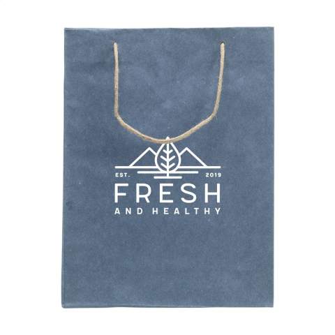 WoW! Sac cadeau robuste (taille L) en papier recyclé avec fibres de jeans (180 g/m²). En raison de l'utilisation de tissus de jeans recyclés, la nuance de bleu peut différer d'un sac à l'autre. La couleur bleue donne au sac un look tendance. Le sac est doté de deux poignées de transport courtes en jute, d'un fond plié et d'un pli latéral. Convient à toutes sortes de fins promotionnelles. Aucun arbre n'a été abattu pour la production de ce sac.