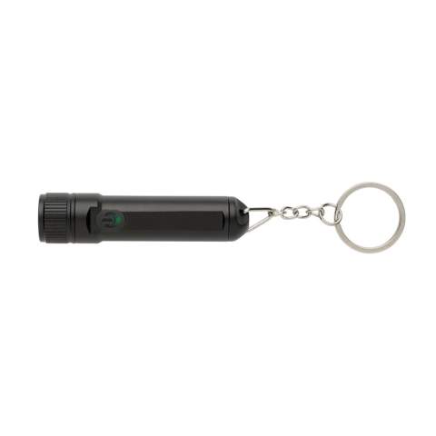 Torche de poche ultra lumineuse fabriquée avec de l'aluminium recyclé RCS Contenu total recyclé : 58% sur la base du poids total de l'article. La certification RCS garantit une chaîne d'approvisionnement entièrement certifiée pour les matériaux recyclés. La torche est équipée d'une LED XTE super lumineuse de 120 lumens qui crée un faisceau jusqu'à 30 mètres. La torche est équipée d'une batterie au lithium de grade A de 200 mAh qui offre une autonomie d'une heure avec un rechargement rapide via l'USB-C en moins d'une heure. La torche est étanche IPX 4 et peut donc être utilisée par mauvais temps. La torche offre 3 modes : 100%/50% et clignotant. Emballée dans une boîte cadeau FSC sans plastique. Câble de recharge USB C en TPE recyclé inclus.<br /><br />Lightsource: LED<br />LightsourceQty: 1<br />PVC free: true