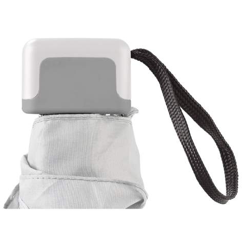 Un parapluie incroyablement léger et solide avec un cadre en aluminium. En raison de sa petite taille, il est facile de mettre dans un sac pour vous garder au sec pendant les averses toujours inattendues. Il est livré avec une pochette assortie.