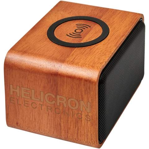 De houten Bluetooth® speaker is perfect voor op kantoor of thuis. De output van 3 Watt van de speaker produceert een helder geluid. Bovendien is het bovenste deel van de speaker een draadloos oplaadstation. Hij is geschikt voor het opladen van elk draadloos oplaadbaar apparaat. De ingebouwde 1200 mAh batterij zorgt ervoor dat muziek gedurende meer dan 6 uur kan worden afgespeeld. Ingebouwde muziekbediening en microfoon voor handsfree bellen. Bereik van Bluetooth® is 10 meter (33ft). Bluetooth®-versie 4.2. Gemaakt van hout. Daarom kan de uitstraling van elk artikel iets verschillen. Wordt geleverd in een Avenue geschenkverpakking.