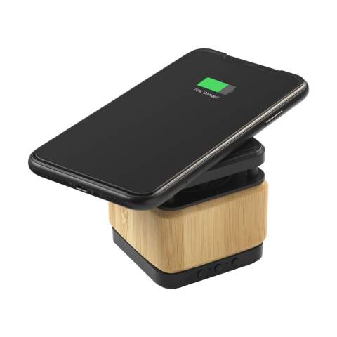 Bluetooth-Lautsprecher und kabelloses Ladegerät in einem Gehäuse aus wunderschönem, FSC 100% zertifiziertem Naturbambus und ABS. Die ideale Kombination zum Aufladen und Hören. Der kabellose 3W Bluetooth-Lautsprecher (Version 4.2) ist wiederaufladbar und verfügt über eine hervorragende Klangwiedergabe. Frequenz: 20HZ-20KHz. Mit eingebautem 400mAh Akku für eine Spieldauer von bis zu 3 Stunden. Das kabellose 5W-Ladegerät ist kompatibel mit Geräten, die das drahtlose Qi-Laden unterstützen (Androids und iPhones der neuesten Generation ab Modell 8). Eingang: 5V/1A. Drahtloser Ausgang: 5V/0,8A. Inklusive USB-C-Ladekabel und Gebrauchsanweisung. Wird einzeln in einem Kraftkarton geliefert.