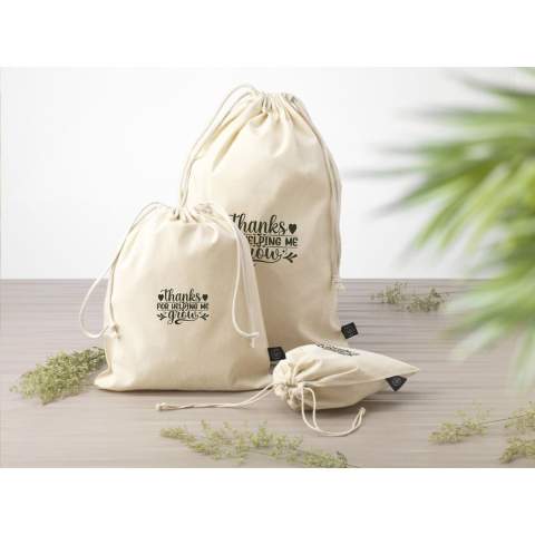 Gift pouch made from recycled cotton (150 g/m²). With drawstrings made from recycled polyester and recycled cotton. Original as gift packaging and suitable for storing items. GRS-certified. Total recycled material: 95%. Capacity approx. 1.5 litres.