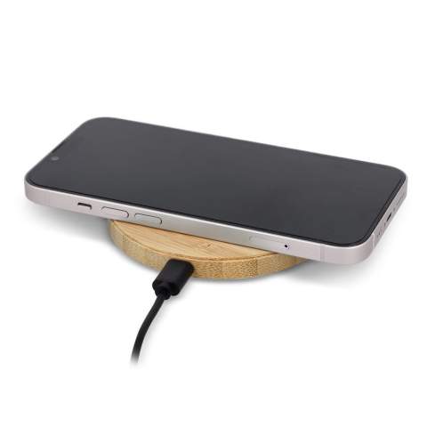 Ce chargeur sans fil en bambou durable prend en charge la charge rapide avec une puissance de sortie de 15 W pour votre téléphone. Avec des protections contre les surcharges, les décharges excessives, les courts-circuits et les surtensions, il garantit une charge en toute sécurité.