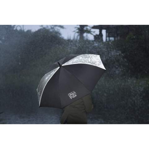 WoW! Parapluie avec toile en polyester pongé 190T RPET. Ce parapluie comporte deux sections discrètes et réfléchissantes qui se fondent dans le design du parapluie à la lumière du jour. Ces sections réfléchissantes s'illuminent lorsqu'elles captent la lumière pour rendre l'utilisateur visible dans des conditions sombres. Comprend une suspension télescopique automatique (ouverture automatique), une structure en fibre de verre, une poignée en métal, une poignée souple en EVA et une fermeture Velcro. Certifié-RCS. Matière recyclée totale : 17%.