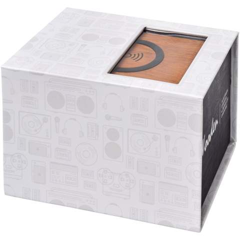 De houten Bluetooth® speaker is perfect voor op kantoor of thuis. De output van 3 Watt van de speaker produceert een helder geluid. Bovendien is het bovenste deel van de speaker een draadloos oplaadstation. Hij is geschikt voor het opladen van elk draadloos oplaadbaar apparaat. De ingebouwde 1200 mAh batterij zorgt ervoor dat muziek gedurende meer dan 6 uur kan worden afgespeeld. Ingebouwde muziekbediening en microfoon voor handsfree bellen. Bereik van Bluetooth® is 10 meter (33ft). Bluetooth®-versie 4.2. Gemaakt van hout. Daarom kan de uitstraling van elk artikel iets verschillen. Wordt geleverd in een Avenue geschenkverpakking.
