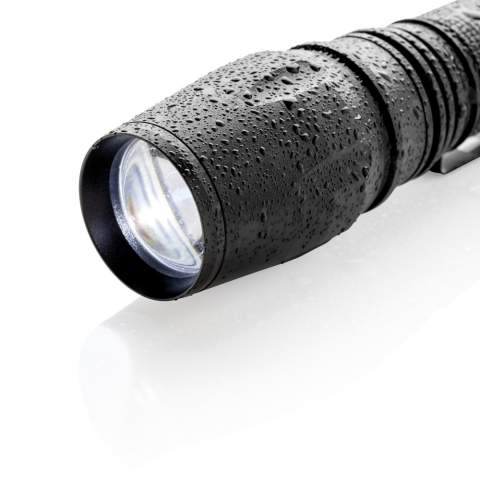 Lampe torche CREE 10 W en aluminium durable étanche (IPX 4), résiste aux chocs jusqu’à une hauteur de 1 mètre. Cette torche robuste et puissante est utile même dans les conditions les plus difficiles. Son faisceau peut être réglé pour viser ou éclairer une zone plus étendue.  250 lumens et autonomie de 6 heures. Clip ceinture et piles comprises pour utilisation immédiate.<br /><br />Lightsource: Cree™ LED<br />LightsourceQty: 1