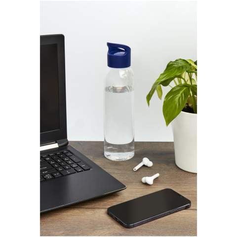 The clear Sky colour-pop water bottle is made of Eastman Tritan™, making this bottle BPA-free, light, durable and impact-resistant. The bottle is single-walled and holds 650 ml of liquid, and it fits in the side pocket of most backpacks, as well as in most car cup holders. The twist-on lid ensures easy opening and closing, and has a built-in carrying handle. 