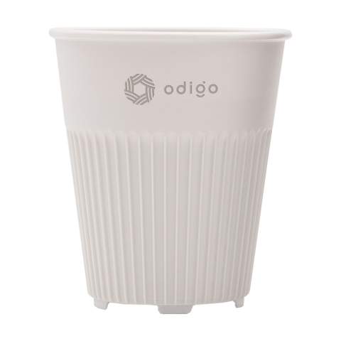 Herbruikbare koffiebeker van het merk Circular&Co. Gemaakt van 100% recyclebaar, stevig PP. Deze stapelbare beker oogt niet alleen aantrekkelijk, het design legt ook de focus op functionaliteit. De ribbels verspreiden de warmte van de drank en zorgen voor een comfortabele grip. Daarnaast heeft de beker een quick-dry onderzijde. Uitstekend te gebruiken als standaard herbruikbare beker bij de koffiemachine. Hét perfecte alternatief voor de wegwerpkoffiebeker. Deze beker gaat meer dan 500 wasbeurten mee en is tot 6 keer recyclebaar. Na slechts 2 keer gebruiken is de CO2-uitstoot van de koffie-to-go beker gecompenseerd ten opzichte van een alternatief voor eenmalig gebruik. Door over te stappen op een herbruikbare beker komen er miljarden bekers minder bij het afval terecht. Deze fraaie beker is Food Safe, BPA-vrij en Melaminevrij. Vaatwasserbestendig, alleen voor het bovenrek van de vaatwasser. Inhoud 340 ml.
