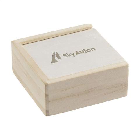 WoW! Das bekannte „Drei gewinnt“ in Form eines Holzspiels. 9 Blöcke aus FSC 100% zertifiziertem Bambus zeigen einen Kreis oder ein Kreuz. Wer schafft es zuerst, eine Dreierreihe mit denselben Figuren zu bilden? Ein unterhaltsames Spiel für Jung und Alt. Die Blöcke werden in einer praktischen Aufbewahrungsbox aus FSC zertifiziertem Kiefernholz mit Schiebedeckel aufbewahrt. Inklusive Spielanleitung.