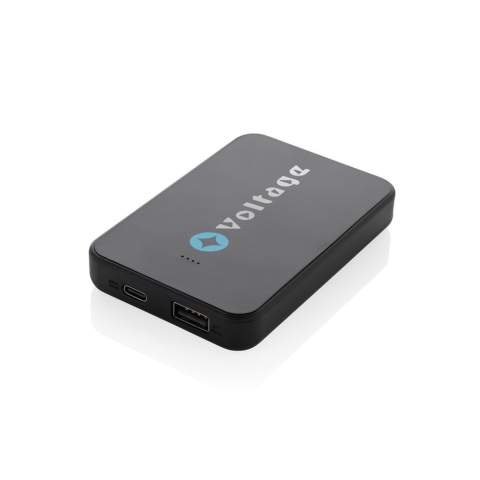 5.000 mAh Powerbank im Taschenformat mit USB-C-Eingangs-/Ausgangsanschluss und zusätzlichem USB-A-Anschluss. Das Gehäuse besteht aus RCS-zertifiziert recyceltem ABS-Kunststoff. RCS (Recycled Claim Standard) ist ein Standard zur Überprüfung des Recyclinganteils eines Produkts in der gesamten Lieferkette. Gesamtrecyclinganteil: 25% basierend auf dem Gesamtgewicht des Artikels. Bei voller Ladung liefert die Powerbank genug Energie, um Ihr Mobiltelefon bis zu zweimal aufzuladen. Die Powerbank enthält einen langlebigen A-Grade Lithium-Polymer-Akku mit 5.000mAh. Die Energieanzeige gibt den verbleibenden Energiestand an, sodass Sie immer wissen, wann Sie sie wieder aufladen müssen. Type-C-Input: 5V/2,4A; USB-A Output: 5V/2,4A, Type-C-Output: 5V/2A. Artikel und Zubehör PVC-frei. Mit RCS-zertifiziertem Ladekabel aus recyceltem TPE. Verpackt in FSC®-Mix-Verpackung.<br /><br />PowerbankCapacity: 5000<br />PVC free: true