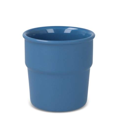 Deze mokkenset Fika oogt door het minimalistische design elegant en tijdloos. De set bestaat uit 2 mokken van elk 280ml, die gemaakt zijn van keramiek. De mokken hebben een prachtige afwerking met een matte buitenkant en glanzende binnenkant. Naast koffie of thee zijn de mokken ook zeer geschikt om water of melk uit te drinken. De mokken worden geleverd in een geschenkdoosje en kunnen per stuk worden voorzien van een gravering, wat ze nog meer aantrekkingskracht geeft.
