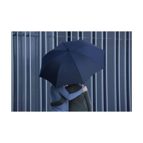 Paraplu met 190T pongee bespanning en een extra grote schermdoorsnede van maar liefst 132 cm. Met automatische telescoopvering, glasvezel frame en steel, soft foam handgreep en klittenbandsluiting. Waterafstotend.