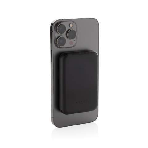 5.000 mAh Powerbank im Taschenformat mit magnetischem, kabellosem 5W-Ladegerät, dessen Gehäuse aus RCS-zertifiziert recyceltem ABS-Kunststoff hergestellt ist. RCS (Recycled Claim Standard) ist ein Standard zur Überprüfung des Recyclinganteils eines Produkts über die gesamte Lieferkette hinweg. Recycelter Gesamtanteil: 20%, bezogen auf das Gesamtgewicht des Produkts. Mit USB-A- und UCB-C-Ausgangsoption. Die Powerbank enthält einen langlebigen 5.000mAh-A-Grade Lithium-Polymer-Akku. Die Ladestandsanzeige zeigt den verbleibenden Energiestand an, so dass Sie immer wissen, wann Sie wieder aufladen müssen.; Type-C Input: 5V/2,4A; USB-C-/USB-A Output :5V/2A.4A. Artikel und Zubehör PVC-frei. Inklusive RCS-zertifiziert recyceltem TPE-Ladekabel. Verpackt in FSC®-Mix-Verpackung.<br /><br />WirelessCharging: true<br />PowerbankCapacity: 5000<br />PVC free: true