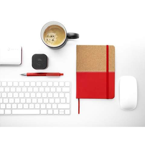 Carnet de notes de style duo en liège et en imitation cuir d'un format pratique avec environ 72 feuilles / 144 pages de papier (70 g/m²) lignées de couleur crème et fermeture par élastique.