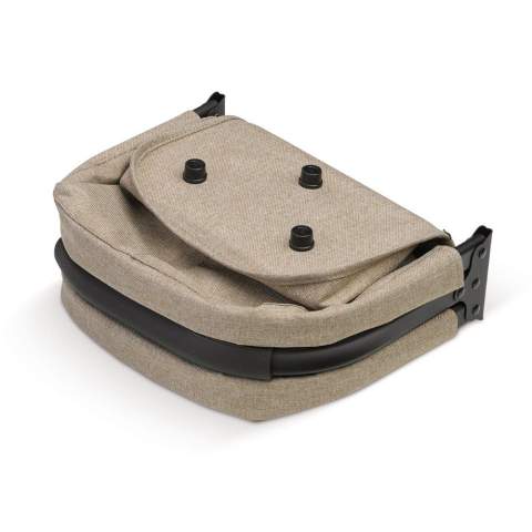 Panier pique-nique pliable, élégant et pratique. Les couleurs de sa texture associées à son armature métallique noire lui donne un aspect haut de gamme. Sa anse est recouverte d’une mousse souple pour un confort optimal. Le devant du panier est agrémenté d’une petite poche avec fermeture éclair.