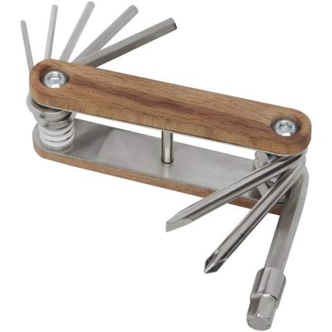 Outil multifonctions compact pour vélo, solide et durable, fabriqué en acier inoxydable de haute qualité avec des poignées en bois de hêtre. Il s'agit d'un outil indispensable pour tous les amoureux de la bicyclette, en cas de réparation rapide et inattendue. Comprend 8 outils essentiels pour le vélo : clé allen (2 mm / 2,5 mm / 3 mm / 4 mm / 5 mm / 5,5 mm / 6 mm), tournevis cruciforme et tournevis plat. Le bois de hêtre utilisé provient de sources durables, écologiques et socialement responsables. Les dimensions sont de 19,5 x 3,6 cm à l'ouverture et de 9,6 x 3,6 cm à la fermeture. Il est livré avec un manuel d'instructions et est emballé dans un coffret cadeau en carton recyclé d'une taille de 12 x 4,5 x 4 cm. La gravure au laser est recommandée comme option de marquage durable.