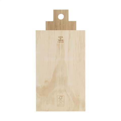 Rackpack Casa de Tapas Large: Weinkiste und Snackplatte in einem. Der Bambus Deckel dieser Geschenkbox ist tatsächlich eine luxuriöse Tapasplatte in der Form eines holländischen Kanalhauses, die aus nachhaltigem Bambus gefertigt wurde. Die Vorderseite des Bambustellers hat Fächer für Tapas, die Rückseite kann als Schneidebrett verwendet werden. Muchas gracias! Rackpack: eine Wein-Geschenkbox aus Holz mit einem neuen, zweiten Leben!  • geeignet für zwei Flaschen Wein • 8-10 mm Kiefernholz • Bambusholz: eine nachhaltige Alternative zu Baumholz - Bambus kann innerhalb von 5 Jahren geerntet werden (Bäume brauchen 30 bis 120 Jahre!) und aus der verbleibenden Wurzel wachsen 4 bis 7 neue Pflanzen • Wein nicht inklusive. Wird einzeln in einem Kraftkarton geliefert.