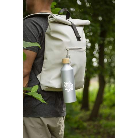 WoW! Bouteille d'eau à paroi simple en aluminium recyclé. Avec bouchon à vis en bambou et mousqueton en aluminium avec lequel vous pourrez facilement attacher la bouteille à votre sac ou sac à dos. Le mousqueton ne convient pas comme outil d'escalade. Vous pouvez emporter cette bouteille légère idéale partout avec vous. Étanches. Convient uniquement à l'eau froide. Ne passe pas au lave-vaisselle. Certifié GRS. Matière recyclée totale : 82%. Capacité 750 ml.     L'utilisation d'aluminium recyclé permet de réduire le nombre de nouvelles matières premières utilisées pour la fabrication de ce produit. Cela signifie moins de consommation d'énergie et moins d'utilisation d'eau.