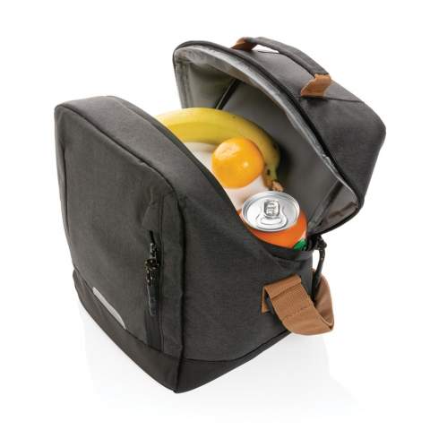 Wenn Sie eine Outdoor Kühltasche brauchen, die größer ist, als Sie denken, dann ist dies die Kühltasche für Sie. Packen Sie ein Mittagessen für zwei Personen ein und nehmen Sie es mit auf eine Wanderung, ein Picknick im Park oder zur Arbeit. Sie ist leicht zu tragen und wird mit einem verstellbaren Schultergurt geliefert. Die leicht zugängliche Öffnung sorgt dafür, dass Sie Ihr Mittagessen auf einen Blick greifen können. Die Kühltasche bietet Platz für bis zu 12 Dosen. Mit AWARE™ Tracer, der die Verwendung tatsächlich recycelter Materialien bestätigt. Bei der Herstellung jeder dieser Kühltaschen wurden 4,6 Liter Wasser gespart sowie 7,8 0,5L-PET-Flaschen wiederverwendet. Weiterhin werden 2% des Erlöses jedes verkauften Impact-Produkts mit AWARE™ Tracer an Water.org gespendet.<br /><br />PVC free: true
