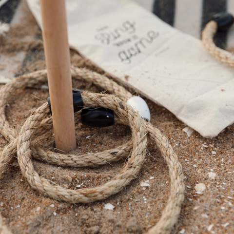 Un jeu de plein air qui fonctionne aussi bien sur la plage qu'au parc, emballé dans un sac en toile qui le rend facile à transporter. Le jeu consiste à lancer des cordes en forme de cercles sur un bâton que vous fixez simplement au sol. Les différentes tailles des anneaux donnent différentes quantités de points. Un manuel d'instruction complet est inclus.