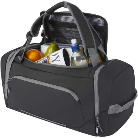 Wasserabweisende 2-in-1 Reisetasche aus GRS-zertifizierten, recycelten Materialien, einschließlich der Reißverschlüsse. Sie verfügt über ein geräumiges Hauptfach mit U-förmiger Öffnung für einfachen Zugriff, zwei seitliche Reißverschlusstaschen (eine davon für Schuhe), eine Reißverschlusstasche auf der Vorderseite, eine Netztasche für die Wasserflasche auf der Rückseite und reflektierende Paspeln für bessere Sichtbarkeit. Die Tasche kann auf 3 verschiedene Arten getragen werden: In der Hand, über der Schulter oder als Rucksack mit gepolsterten und verstellbaren Schulterriemen. Der Hauptstoff, das Futter, die Gurte und die Reißverschlüsse bestehen aus recyceltem GRS-Material. Kapazität: 35 Liter. PVC frei.