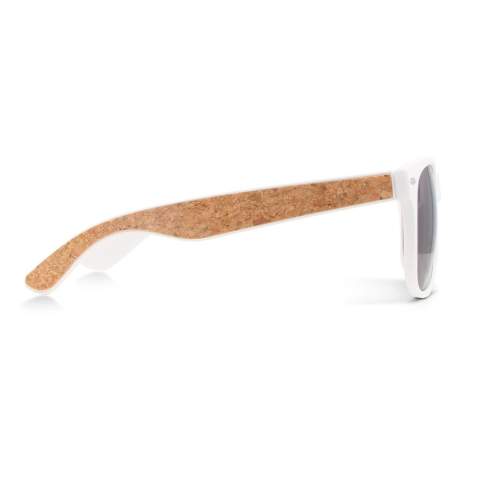 Peppen Sie Ihren Look mit unserer Wayfarer-Sonnenbrille mit einem Hauch von Natur auf. Mit einem Rahmen aus 100 % recyceltem PC und einer eleganten Korkeinlage definiert sie den Öko-Schick neu. Stil trifft auf Nachhaltigkeit - schmücken Sie Ihre Augen verantwortungsbewusst. Polycarbonat (PC) ist äußerst nachhaltig. Es ist ein Hartplastik, das eine lange Lebensdauer hat. Er kann auch erhitzt und dann neu geformt und wiederverwendet werden, was ihn recycelbar macht.