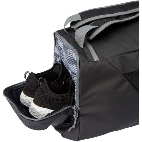 Sac à dos 2-en-1 résistant à l'eau fabriqué à partir de matériaux recyclés certifiés GRS, y compris les fermetures éclair. Il dispose d'un compartiment principal spacieux avec une ouverture en forme de U pour un rangement et un accès faciles, de deux poches latérales zippées (y compris un compartiment pour chaussures), d'une poche frontale zippée, d'une poche à eau en maille à l'arrière et d'un passepoil réfléchissant pour plus de visibilité. Ce sac peut être transporté de 3 manières différentes : À la main, sur l'épaule, ou comme sac à dos avec ses bretelles rembourrées et réglables. Les matériaux recyclés GRS comprennent le tissu principal, la doublure, la sangle et les fermetures éclair. Capacité : 35 litres. Sans PVC.