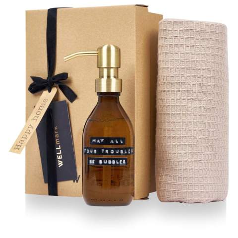 Coffret cadeau comprenant un savon pour les mains de 250 ml parfum bambou et une serviette beige en coton organique. Ce coffret est le cadeau idéal pour toutes les occasions.