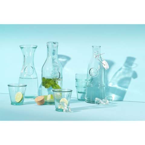 WoW! Rustikales Wasserglas. Hergestellt aus 100% recyceltem, robustem Qualitätsglas. Ein stapelbares Design für eine einfache und platzsparende Aufbewahrung.    Die blaugrüne Färbung des Glases ist ein natürliches Merkmal von recyceltem Glas. Die Farbe und mögliche Unvollkommenheiten unterstreichen die Schönheit der Imperfektion und tragen zur Authentizität dieses Produkts bei.     Recycling reduziert den Verbrauch von neuen Rohstoffen, Wasser und Energie. Farbe, Dicke und Größe können von Produkt zu Produkt variieren. Made in Spain. Fassungsvermögen: 270 ml.