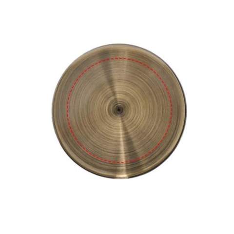 Bougie parfumée au bois de cèdre de taille moyenne présentée dans un verre brun avec couvercle en laiton. La bougie parfumée brûle jusqu'à 35 heures et peut être réutilisée pour ranger des disques de coton ou pour rempoter une jolie petite plante. Le produit est fabriqué à la main aux Pays-Bas à partir de 100 % de cire de colza. Livré dans une pochette en coton. Le texte sur le contenant en verre peut varier.
