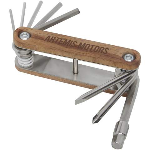 Outil multifonctions compact pour vélo, solide et durable, fabriqué en acier inoxydable de haute qualité avec des poignées en bois de hêtre. Il s'agit d'un outil indispensable pour tous les amoureux de la bicyclette, en cas de réparation rapide et inattendue. Comprend 8 outils essentiels pour le vélo : clé allen (2 mm / 2,5 mm / 3 mm / 4 mm / 5 mm / 5,5 mm / 6 mm), tournevis cruciforme et tournevis plat. Le bois de hêtre utilisé provient de sources durables, écologiques et socialement responsables. Les dimensions sont de 19,5 x 3,6 cm à l'ouverture et de 9,6 x 3,6 cm à la fermeture. Il est livré avec un manuel d'instructions et est emballé dans un coffret cadeau en carton recyclé d'une taille de 12 x 4,5 x 4 cm. La gravure au laser est recommandée comme option de marquage durable.