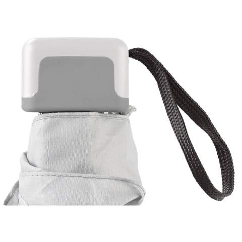Un parapluie incroyablement léger et solide avec un cadre en aluminium. En raison de sa petite taille, il est facile de mettre dans un sac pour vous garder au sec pendant les averses toujours inattendues. Il est livré avec une pochette assortie.
