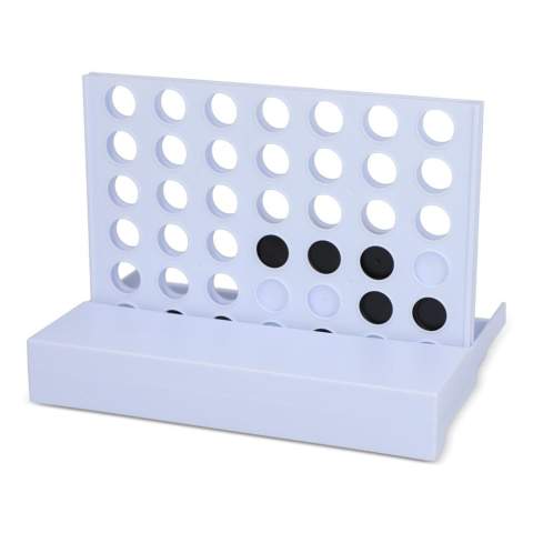 Profitez d'un classique avec ce puissance 4 portable. Fabriqué en PS 100 % recyclé, ce jeu est à la fois durable et respecte l'environnement. Son design compact vous permet de le transporter facilement dans votre sac et de vous divertir lors de vos déplacements. Lancez un défi à vos amis et à votre famille pour savoir qui peut aligner les 4 en premier.