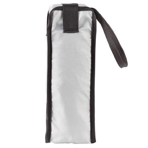 Un parapluie incroyablement léger et solide avec un cadre en aluminium. En raison de sa petite taille, il est facile de mettre dans un sac pour vous garder au sec pendant les averses toujours inattendues. Il est livré avec une pochette assortie.