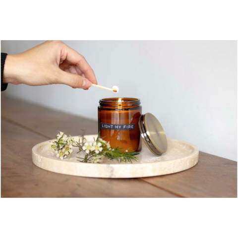Bougie parfumée au bois de cèdre de taille moyenne présentée dans un verre brun avec couvercle en laiton. La bougie parfumée brûle jusqu'à 35 heures et peut être réutilisée pour ranger des disques de coton ou pour rempoter une jolie petite plante. Le produit est fabriqué à la main aux Pays-Bas à partir de 100 % de cire de colza. Livré dans une pochette en coton. Le texte sur le contenant en verre peut varier.