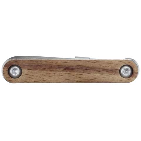 Outil multifonctions compact pour vélo, solide et durable, fabriqué en acier inoxydable de haute qualité avec des poignées en bois de hêtre. Il s'agit d'un outil indispensable pour tous les amoureux de la bicyclette, en cas de réparation rapide et inattendue. Comprend 8 outils essentiels pour le vélo : clé allen (2 mm / 2,5 mm / 3 mm / 4 mm / 5 mm / 5,5 mm / 6 mm), tournevis cruciforme et tournevis plat. Le bois de hêtre utilisé provient de sources durables, écologiques et socialement responsables. Les dimensions sont de 19,5 x 3,6 cm à l'ouverture et de 9,6 x 3,6 cm à la fermeture. Il est livré avec un manuel d'instructions et est emballé dans un coffret cadeau en carton recyclé d'une taille de 12 x 4,5 x 4 cm. La gravure au laser est recommandée comme option de marquage durable.