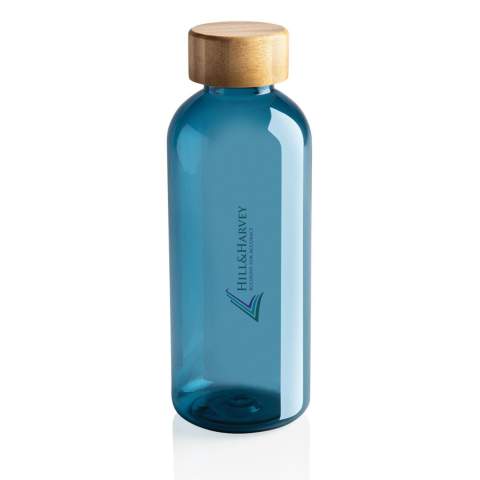 Deze RPET waterfles is enkelwandig geconstrueerd en heeft een stijlvol FSC®-gecertificeerd bamboe dop. De body van de fles is gemaakt van 100% RCS-gecertificeerd RPET. GRS-certificering zorgt voor een volledig gecertificeerde toeleveringsketen van de gerecyclede materialen. Alleen handwas. Dit product is alleen voor koude dranken. Totaal gerecycled materiaal: 75% op basis van het totale gewicht van het item. BPA-vrij. Capaciteit 660ml. Inclusief FSC®-gecertificeerde kraft verpakking.