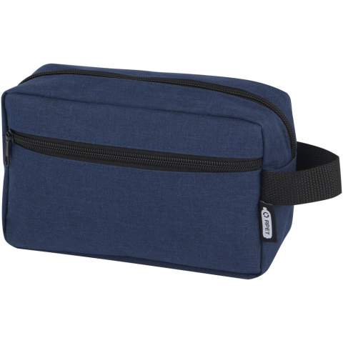 The Ross toiletry bag is the perfect travel companion for cosmetics and hygiene articles. It is manufactured with GRS certified recycled polyester, making it a more sustainable choice. Featuring a zipped main compartment, a front pocket, and a webbing loop. Capacity: 1.5 litres.