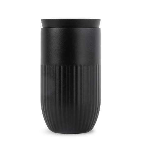 Le mug Tova de Sagaform est un futur classique au look unique et élégant. Disponible en plusieurs couleurs mates et en finition chromée brillante, ce mug de voyage offre non seulement un design élégant, mais aussi une fonctionnalité optimale. La double paroi, isolée sous vide et dotée d'une fine couche de cuivre sur la paroi intérieure, garde votre boisson chaude pendant 4 heures ou froide pendant 8 heures. L'intérieur en céramique et la possibilité de boire à 360° garantissent une expérience de consommation optimale. Fabriqué en acier inoxydable recyclé sans soudure, lavable au lave-vaisselle et étanche, le Tova est parfait pour les boissons chaudes et les smoothies. Livré dans un élégant coffret cadeau.