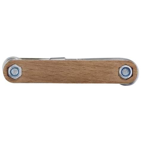 Outil multifonctions compact pour vélo, solide et durable, fabriqué en acier inoxydable de haute qualité avec des poignées en bois de hêtre. Il s'agit d'un outil indispensable pour tous les amoureux de la bicyclette, en cas de réparation rapide et inattendue. Comprend 8 outils essentiels pour le vélo : clé allen (2 mm / 2,5 mm / 3 mm / 4 mm / 5 mm / 5,5 mm / 6 mm), tournevis cruciforme et tournevis plat. Le bois de hêtre utilisé provient de sources durables, écologiques et socialement responsables. Les dimensions sont de 19,5 x 3,6 cm à l'ouverture et de 9,6 x 3,6 cm à la fermeture. Il est livré avec un manuel d'instructions et est emballé dans un coffret cadeau en carton recyclé d'une taille de 12 x 4,5 x 4 cm. La gravure au laser est recommandée comme option de marquage durable.