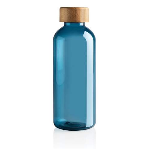 Deze RPET waterfles is enkelwandig geconstrueerd en heeft een stijlvol FSC®-gecertificeerd bamboe dop. De body van de fles is gemaakt van 100% RCS-gecertificeerd RPET. GRS-certificering zorgt voor een volledig gecertificeerde toeleveringsketen van de gerecyclede materialen. Alleen handwas. Dit product is alleen voor koude dranken. Totaal gerecycled materiaal: 75% op basis van het totale gewicht van het item. BPA-vrij. Capaciteit 660ml. Inclusief FSC®-gecertificeerde kraft verpakking.