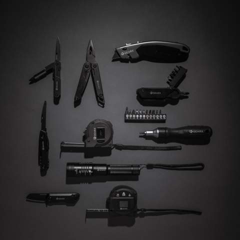 Outil de poche multifonction avec corps en aluminium noir et les outils sont en acier inoxydable 420 de qualité. L'outil comprend : Un couteau, un décapsuleur, un cutter, un tournevis avec double jeu d'embouts (S2 5, S2 PH2), une scie et un tournevis plat. Niveau de dureté des outils 40-45 HRC et des embouts 60-62 HR. Emballé dans une boîte cadeau.