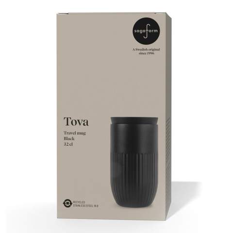 Le mug Tova de Sagaform est un futur classique au look unique et élégant. Disponible en plusieurs couleurs mates et en finition chromée brillante, ce mug de voyage offre non seulement un design élégant, mais aussi une fonctionnalité optimale. La double paroi, isolée sous vide et dotée d'une fine couche de cuivre sur la paroi intérieure, garde votre boisson chaude pendant 4 heures ou froide pendant 8 heures. L'intérieur en céramique et la possibilité de boire à 360° garantissent une expérience de consommation optimale. Fabriqué en acier inoxydable recyclé sans soudure, lavable au lave-vaisselle et étanche, le Tova est parfait pour les boissons chaudes et les smoothies. Livré dans un élégant coffret cadeau.