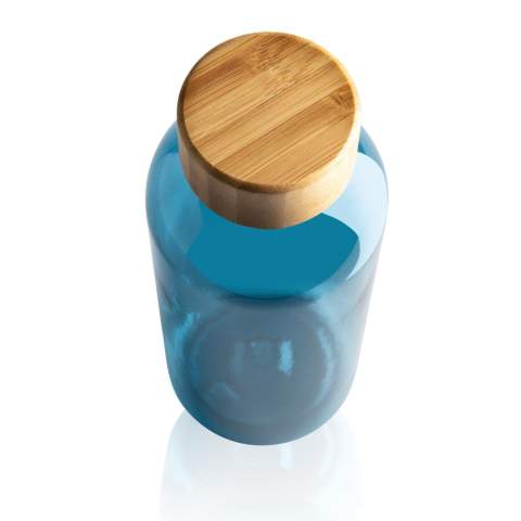 Deze RPET waterfles is enkelwandig geconstrueerd en heeft een stijlvol FSC®-gecertificeerd bamboe dop. De body van de fles is gemaakt van 100% RCS-gecertificeerd RPET. GRS-certificering zorgt voor een volledig gecertificeerde toeleveringsketen van de gerecyclede materialen. Alleen handwas. Dit product is alleen voor koude dranken. Totaal gerecycled materiaal: 75% op basis van het totale gewicht van het item. BPA-vrij. Capaciteit 660ml. Inclusief FSC®-gecertificeerde kraft verpakking.