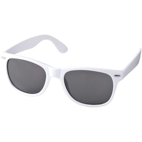Diese Sonnenbrille im Retro-Design ist das ideale Werbegeschenk für Sommerfestivals, Veranstaltungen oder andere sonnige Outdoor-Aktivitäten. Die Brille entspricht der Norm EN ISO 12312-1, hat UV400-Gläser der Kategorie 3 und ist damit die perfekte Wahl für den Schutz vor hellem Sonnenlicht. Dank des PC-Kunststoffmaterials ist die Sonnenbrille leicht und angenehm zu tragen.