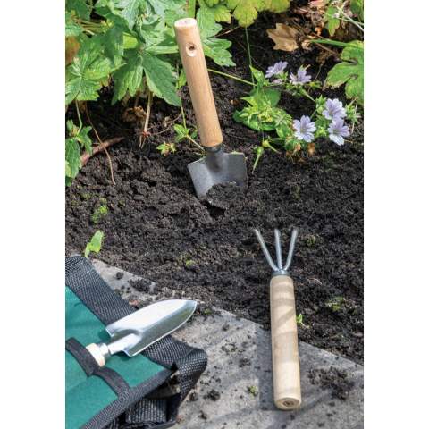 Ensemble jardinage de 3 pièces en bois comprenant un transplantoir, un petit transplantoir et un râteau. Ceinture avec clip réglable jusqu'à 120 cm et pochette en polyester pour ranger les outils.