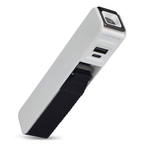 Ce powerbank 5-en-1 combine pèse-bagages, lampe de poche, règle, thermomètre et batterie 2600 mAh. Pesez jusqu'à 50 kg, mesurez en cm, vérifiez la température et éclairez votre chemin. Pratique et idéal pour les voyages, fabriqué en ABS recyclé.