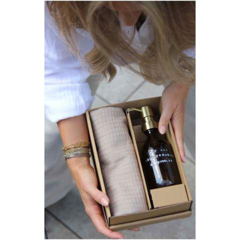Coffret cadeau comprenant un savon pour les mains de 250 ml parfum bambou et une serviette beige en coton organique. Ce coffret est le cadeau idéal pour toutes les occasions.