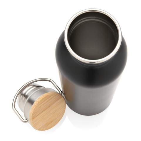 A drinking bottle that is beautiful through its simplicity. This modern single wall stainless steel bottle features a stainless steel lid finished with a beautiful piece of bamboo. With a stainless steel handle for easy carrying. Capacity 710ml. BPA free. Handwash only.